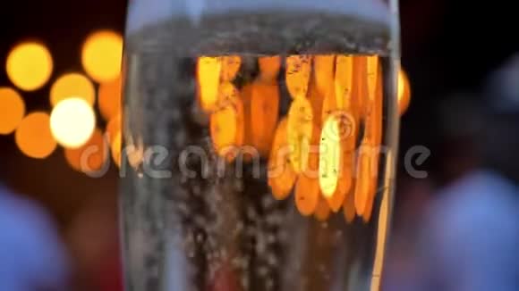 一杯起泡的香槟背景中闪烁的灯光视频的预览图