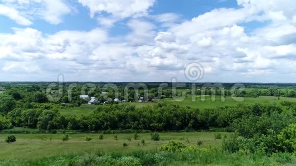 在俄罗斯中部的村庄上空升起夏季视频的预览图