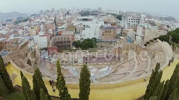 西班牙卡塔赫纳罗马剧院的空中镜头视频的预览图