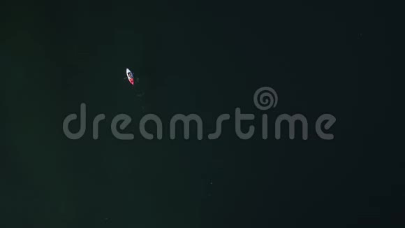 湖里的独木舟海湾上的皮划艇游客空中无人机射击视频的预览图