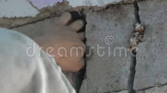 男建筑工人在混凝土墙上盖大洞视频的预览图