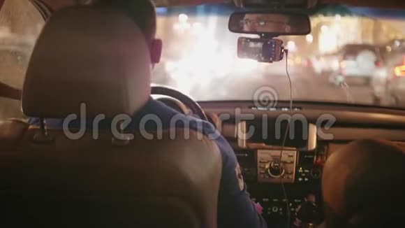 晚上人在交通堵塞中开车城市灯光的模糊视野视频的预览图