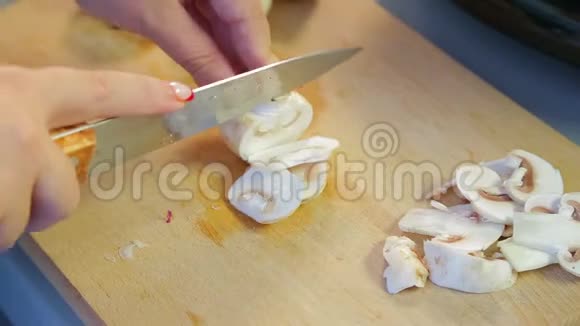 女人在盘子里切香菜菇视频的预览图