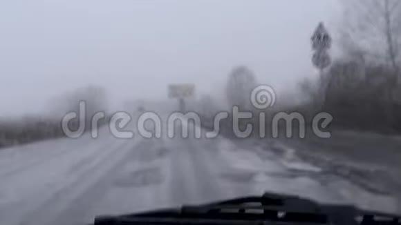 汽车玻璃在潮湿的天气雨夹雪中由雨刷清洗视频的预览图
