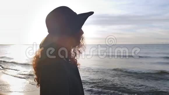 海滩上的帽子里的女孩视频的预览图