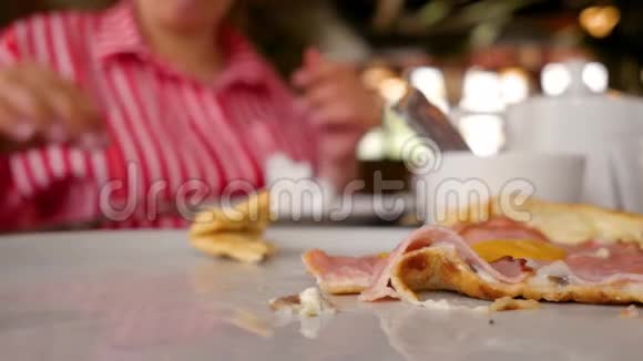 一块比萨饼里面有肉培根意大利香肠和奶酪有人拿了一块新鲜热辣的披萨关门视频的预览图