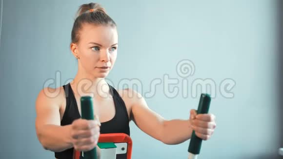 运动的女人在健身房锻炼背部肌肉视频的预览图