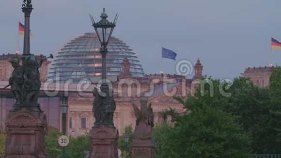 日落时分的柏林帝国大厦视频的预览图