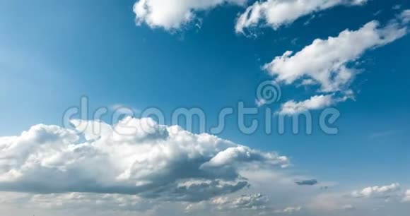 蓝天白云时间流逝地平线上美丽晴朗的天气云景快速移动移动晴天视频的预览图