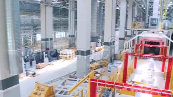大型仪器制造工厂内部的大型制造部门和输送机场景制造业和制造业视频的预览图