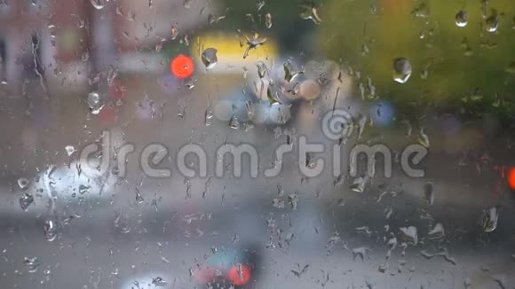 秋天的雨天从窗外眺望视频的预览图