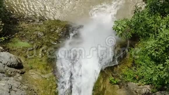 瀑布和大溪流在森林中流淌无人驾驶飞机俯视视频的预览图