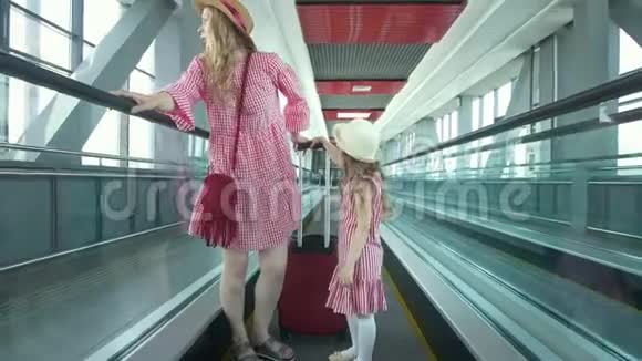 年轻迷人的女旅客在机场自动扶梯上站起来视频的预览图