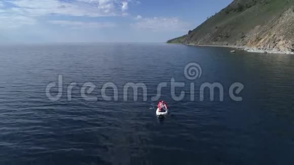 湖里的独木舟海湾上的皮划艇游客空中无人机射击视频的预览图