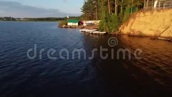 一对夫妇在蓝湖水中游泳的精彩空中镜头视频的预览图