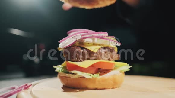 厨师做汉堡的手慢动作视频的预览图