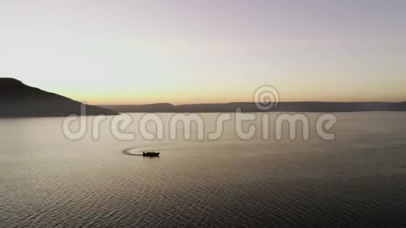 日落时分船浮在湖面上4K超高清视频的预览图