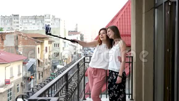 两个女人在阳台上自拍视频的预览图