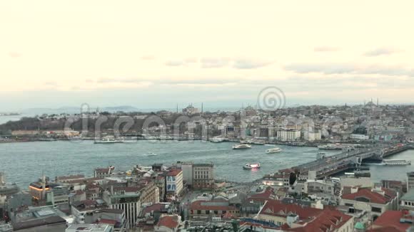 从加拉塔塔俯瞰伊斯坦布尔全景海湾黄金角时间翻车海湾中的船只黄金角时间翻车视频的预览图