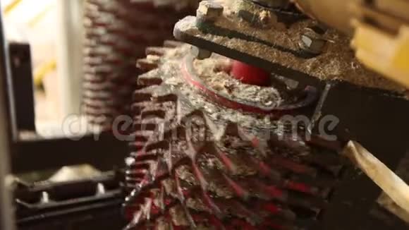 工厂齿轮机构木工机械元件视频的预览图