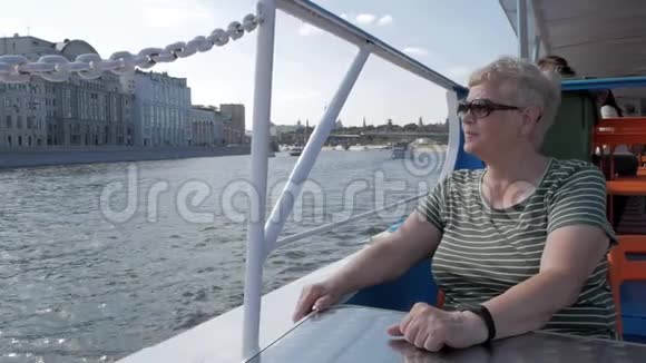 旅游船上的成年女子微笑着视频的预览图
