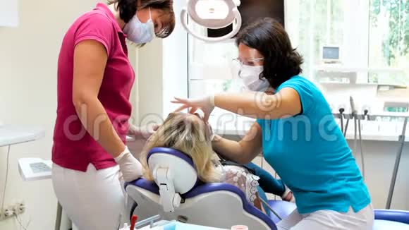 4k段女牙医处理躺在牙科椅上的病人视频的预览图