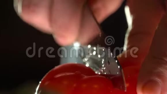 人切熟番茄做蔬菜沙拉近距离射击视频的预览图
