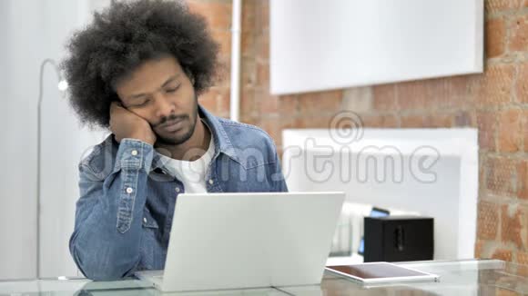疲惫的非洲男人在工作中睡觉视频的预览图
