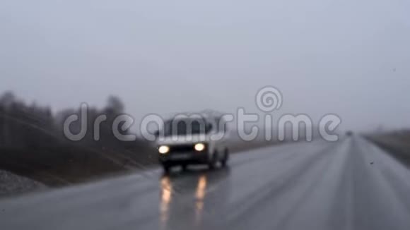 汽车玻璃在潮湿的天气雨夹雪中由雨刷清洗视频的预览图