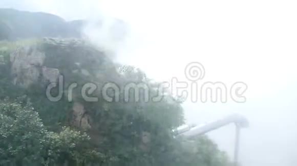 索契罗扎哈托在夏天山区的圆形或电缆铁路雾中的木屋景观视频的预览图