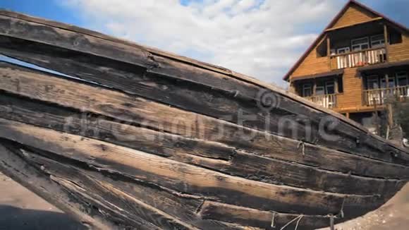 古老的破木船站在清晨的海边视频的预览图