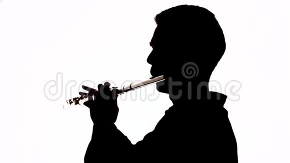 一个吹笛子的人的孤立轮廓黑白镜头视频的预览图