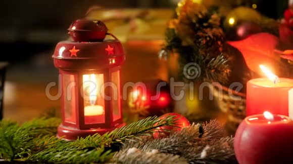 恐慌4k视频燃烧蜡烛灯笼和圣诞花环躺在桌子上冬天的完美背景视频的预览图