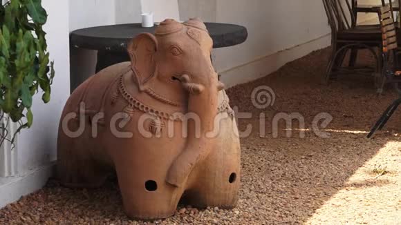 印度一座陶瓷大象雕像的头视频的预览图
