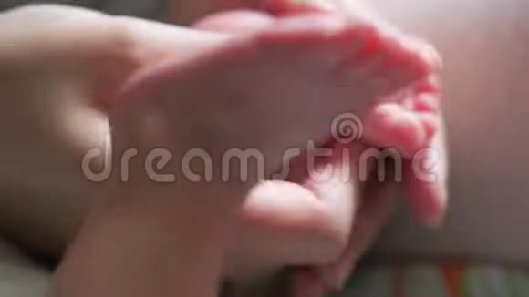 按摩婴儿的脚视频的预览图