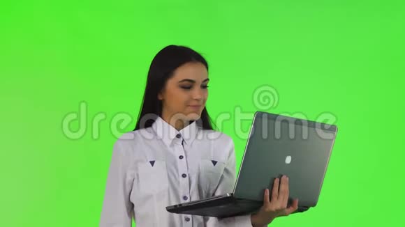 漂亮的女商人在笔记本电脑上聊天视频的预览图