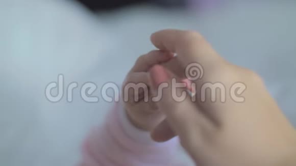 宝贝小手指牵着妈妈手视频的预览图