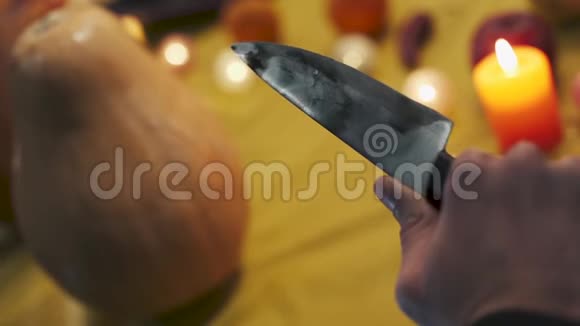 万圣节男性手触碰刀刃视频的预览图