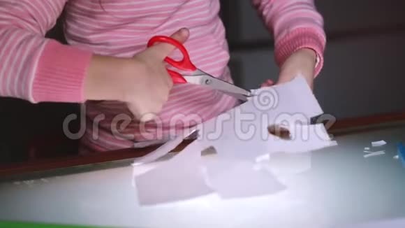 用剪刀从纸上剪下形状用铅笔画视频的预览图