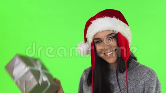美丽的圣诞老人女士微笑着拿着圣诞礼物视频的预览图