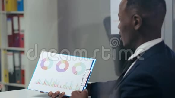 美国黑人销售经理拿着剪贴板视频的预览图