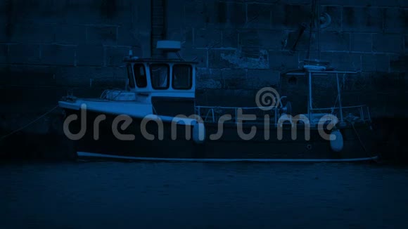 夜晚的海港边的渔船视频的预览图