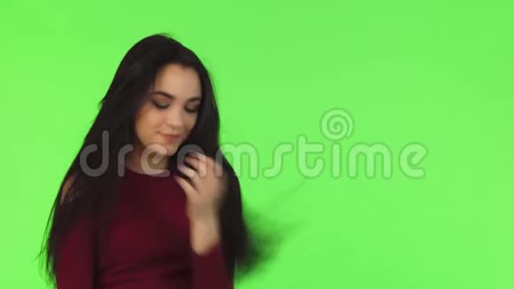 年轻开朗的漂亮女孩在绿色的背景上摆出诱人的姿态视频的预览图