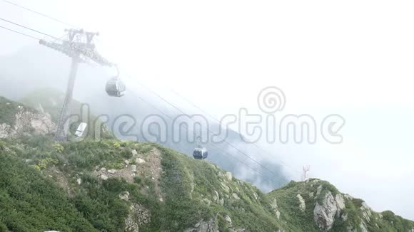 索契罗扎哈托在夏天山区的圆形或电缆铁路雾薄雾视频的预览图