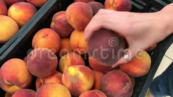 高加索女人在超市里摘桃子视频的预览图