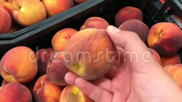 年轻人在超市摘桃子视频的预览图