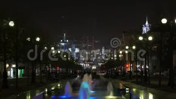 夜晚城市的时间表前面的喷泉和城市工厂军舰背景Novorossiysk视频的预览图