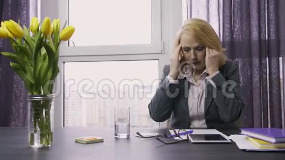 在办公室吃止痛药的老女人视频的预览图