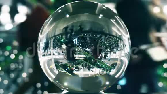 透过玻璃球观看到圣诞节和新年装饰的购物中心视频的预览图