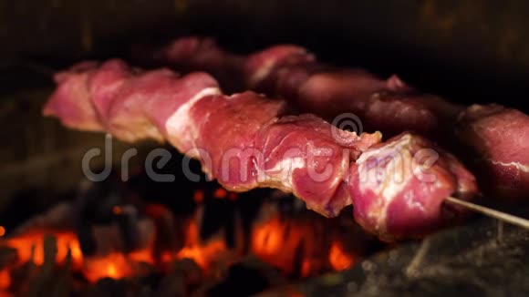 木炭烤架上的串烧肉特写视频的预览图